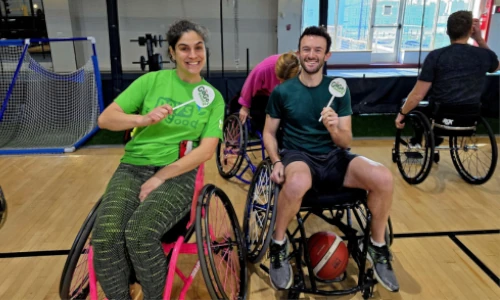 personnes en fauteuil avec le logo du groupe Bel