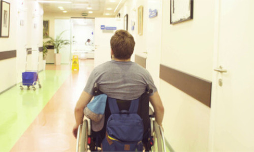 Personne en fauteuil roulant dans un institut