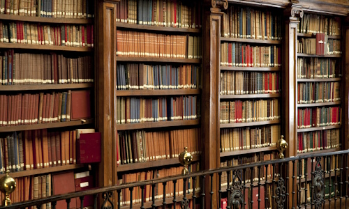 Une bibliothèque ancienne