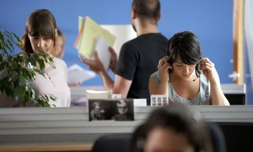 Des salari&eacute;s dans un open space.