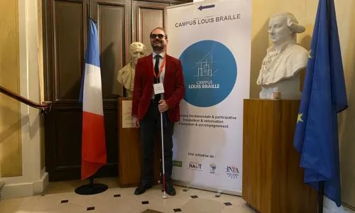Thibaut de Martimprey, avec sa canne blanche, à l’entrée du campus Louis Braille