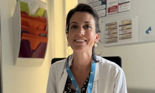 Marion Pesrard souriante, dans son bureau.