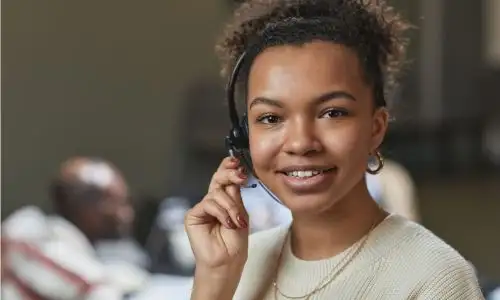 Portrait d'une femme qui porte un casque telephonique
