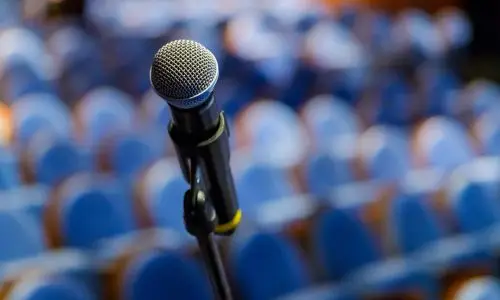 salle de conference avec micro en premier plan