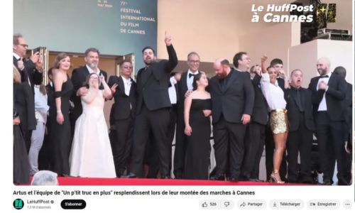L’équipe du film d’Artus en robe de soirée et costumes en haut des marches