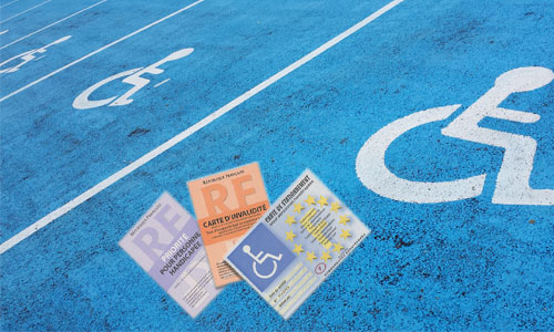 Les personnes âgées handicapées man placing UE carte de