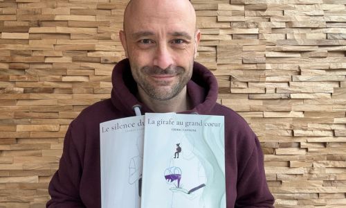 Portrait de Cédric Cannone, souriant, tenant ses deux livres dans les mains.