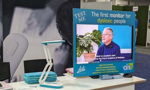 Stand de l’entreprise « Lili for life » avec son moniteur d’écran au CES.