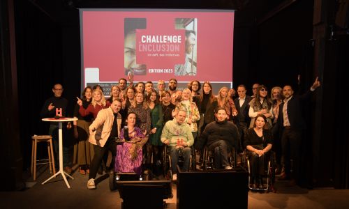 Les lauréats et d’autres acteurs du Challenge inclusion sur scène.