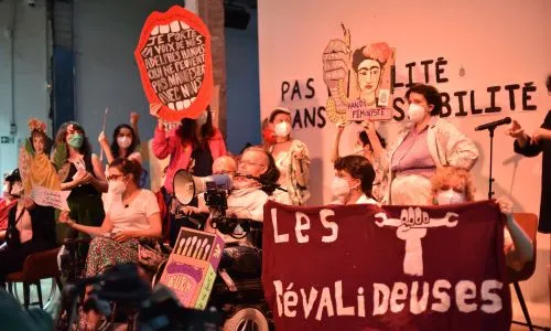 sc&egrave;ne lors de la soir&eacute;e de &ldquo;femmage&rdquo; &agrave; Charlotte Puiseux au palais de Tokyo