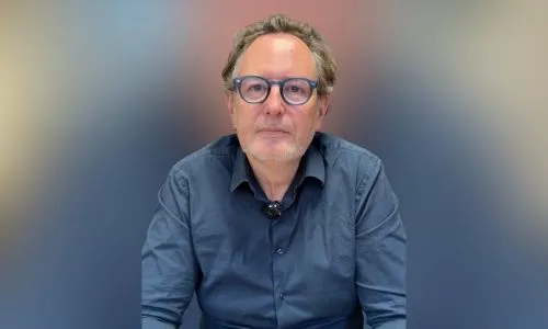 Olivier Bonnot en plan fixe (homme grisonnant avec des lunettes).