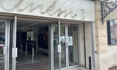 Entrée accessible du cinéma de L'Isle-Adam (95)