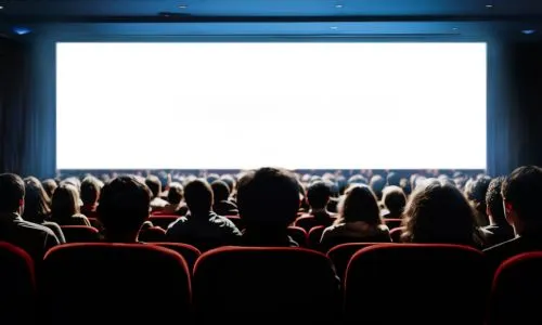 Des spectateurs dans une salle de cinéma.