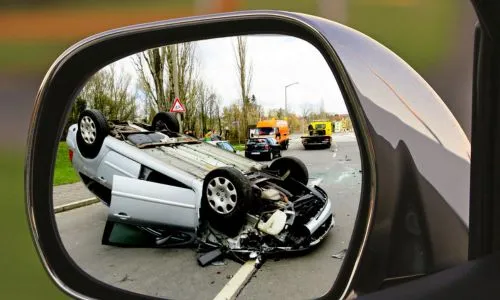 Accident routier dans un r&eacute;troviseur