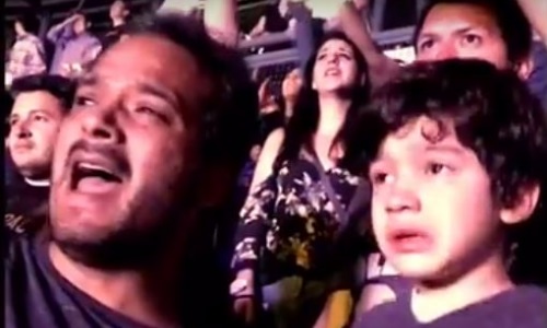Illustration article Il filme son fils autiste, très ému au concert de Coldplay
