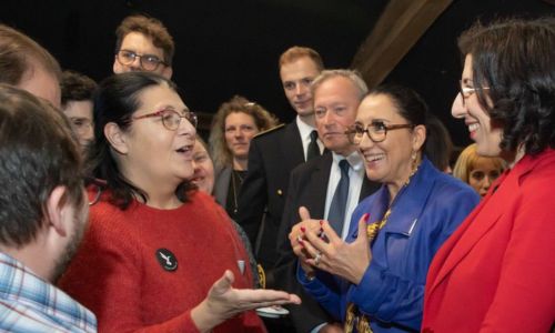 Les deux ministres discutent avec des membres de l’Oiseau-Mouche.