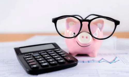 Calcul frais avec calculette et tire-lire