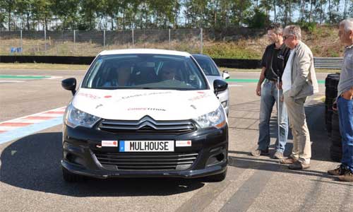 Illustration article En Alsace, des aveugles défient leur handicap au volant