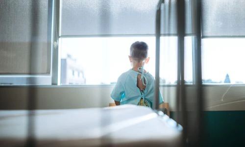 Enfant malade de dos &agrave; l&rsquo;h&ocirc;pital