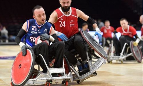 Deux joueurs de rugby fauteuil en train de se percuter.