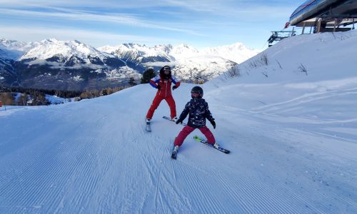 Mélissa, monitrice, durant un cours de ski en LSF.