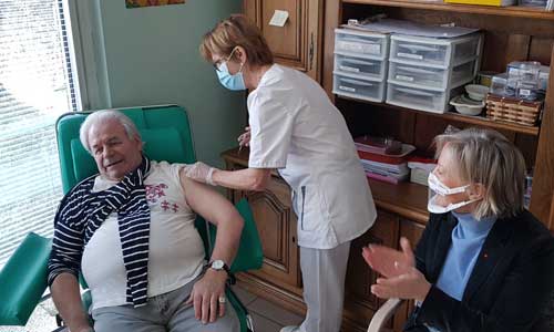 Covid: la 1ère personne handicapée en établissement vaccinée
