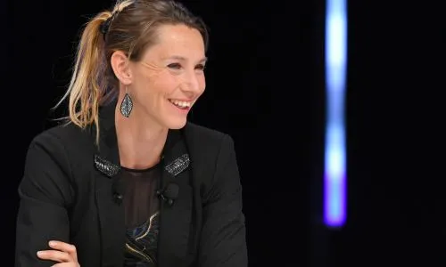 Portrait de Marie-Amélie Le Fur, souriante.