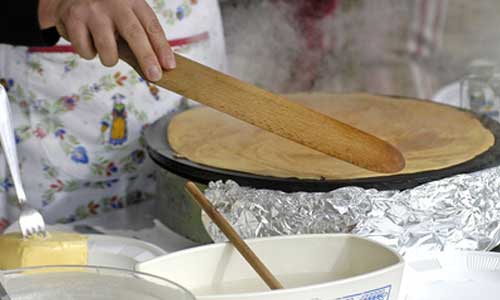 Marie-Hélène, aveugle, veut ouvrir sa crêperie dans le noir