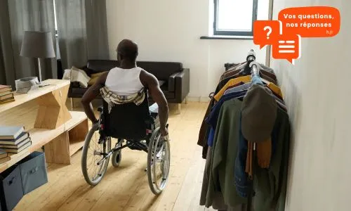Un homme en fauteuil roulant dans son logement adapt&eacute;