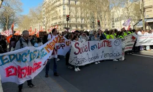 Manifestants dans la rue avec des banderoles à Paris.