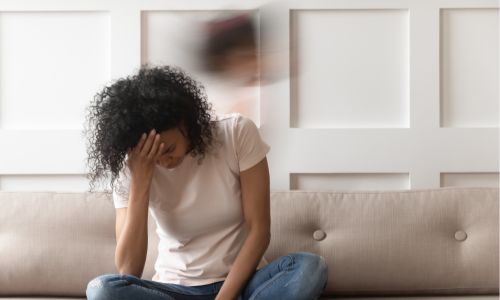 Jeune femme qui se tient la tête dans les mains