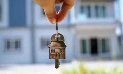 Cl&eacute;s de la nouvelle maison qui pendent &agrave; la main