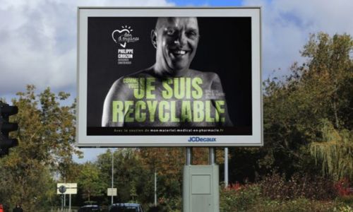 Affiche dans la rue avec Philippe Croizon torse nu et slogan Je suis recyclable