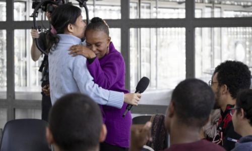 Christiane Taubira dans les bras d’une journaliste du Papotin