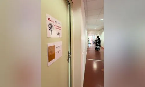 Patiente qui marche dans les couloirs d’un hôpital.