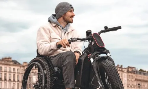 Couverture du livre : Martin Petit sur son fauteuil adapté regarde au loin.