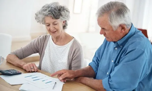 Deux retrait&eacute;s calculent leurs pensions de retraite