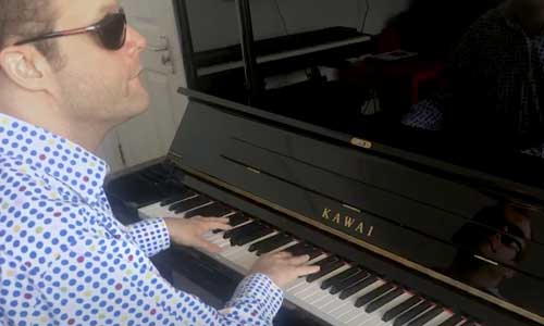 Illustration article Derek, aveugle et autiste : un film sur ce musicien prodige