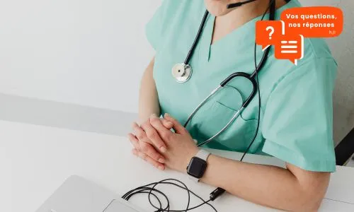 un m&eacute;decin utilisant un ordinateur