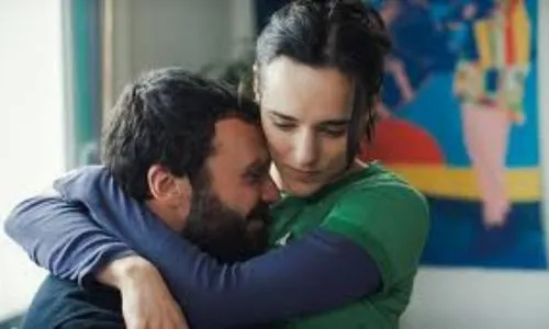 Les 2 protagonistes se prennent dans les bras.
