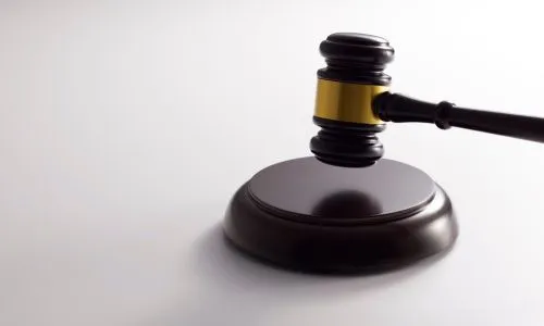 Marteau judiciaire sur une surface lisse