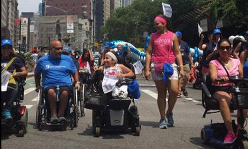 Illustration article Foule à New York pour la 1re marche des fiertés handicapées