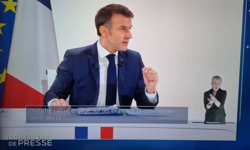 Sous-titrage trop translucide du discours d’Emmanuel Macron.