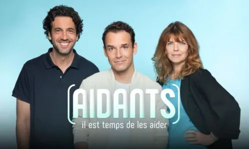 Max Boublil, Théo Curin et Gwendoline Hamon sur un fond bleu.