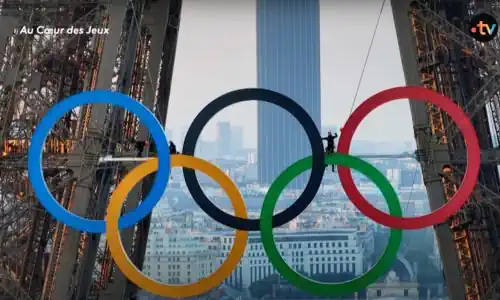 Installation des anneaux olympiques sur la Tour Eiffel.