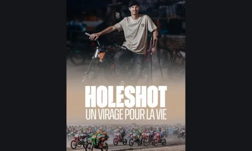 Affiche du film : Axel Allétru s’appuie sur une moto et départ de l’Enduropale