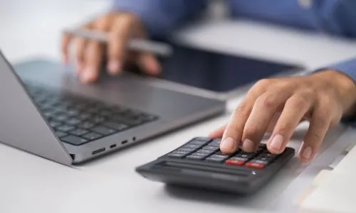 calcul de taxes avec un ordinateur et une calculette