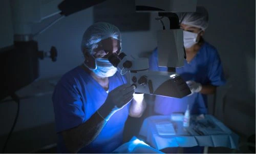 Chirurgiens pendant une op&eacute;ration