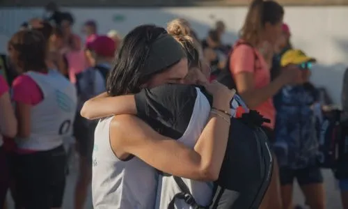 Marine et Lorène se prennent dans les bras à l’arrivée du raid.