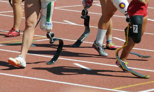 Sportifs handicapés sur une piste d'athlétisme